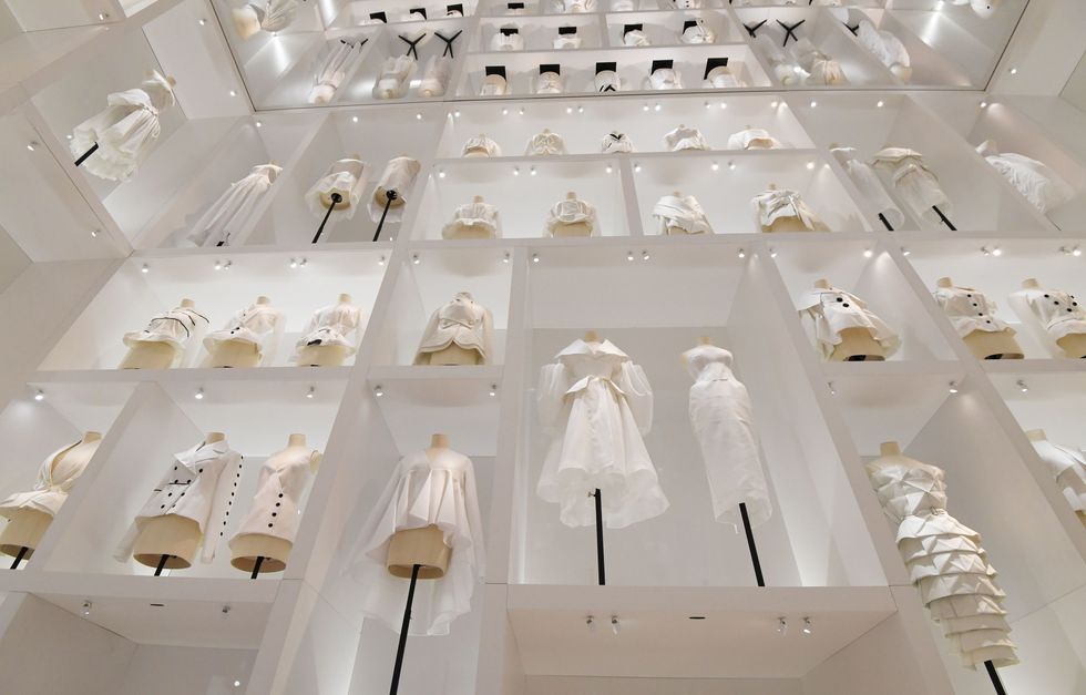 Si è finalmente aperta a Parigi la grande mostra "Christian Dior Couturier du rêve" celebrativa dei 70 anni di House of Dior, fondata da Monsieur Dior nel 1946, ma che nel 1947 esplose con il New Look.