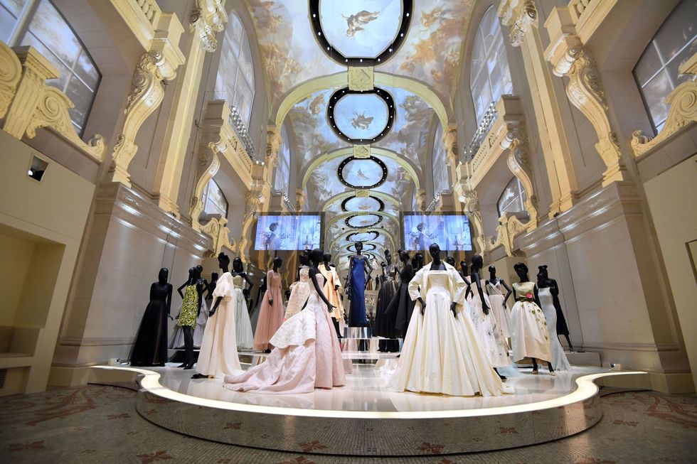 Si è finalmente aperta a Parigi la grande mostra "Christian Dior Couturier du rêve" celebrativa dei 70 anni di House of Dior, fondata da Monsieur Dior nel 1946, ma che nel 1947 esplose con il New Look.