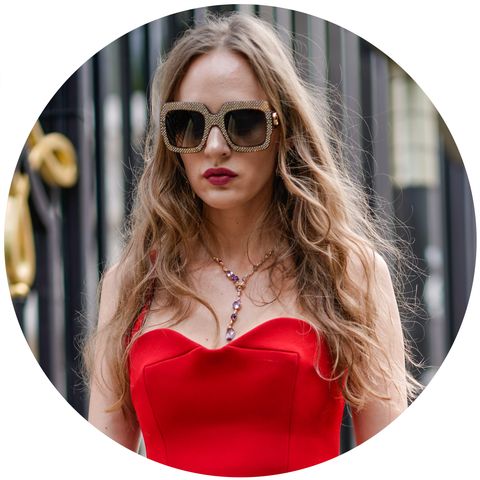Guarda gli occhiali da sole da donna di moda per l'estate 2017 e scopri i marchi e i modelli più cool da indossare subito.