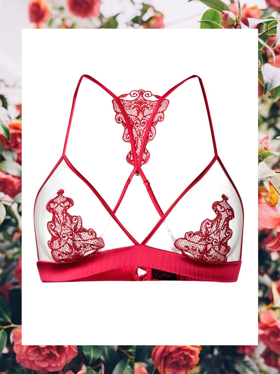 Guarda l'intimo sexy e femminile in pizzo dei marchi più sensuali con reggiseni imbottiti o trasparenti e slip e perizoma sensuali.