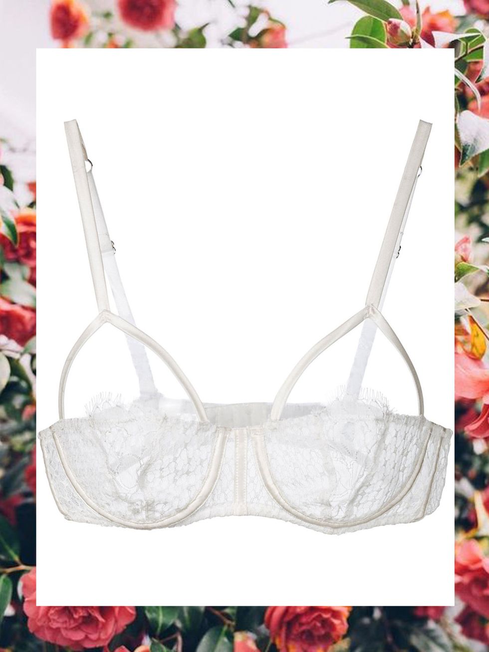 Guarda l'intimo sexy e femminile in pizzo dei marchi più sensuali con reggiseni imbottiti o trasparenti e slip e perizoma sensuali.