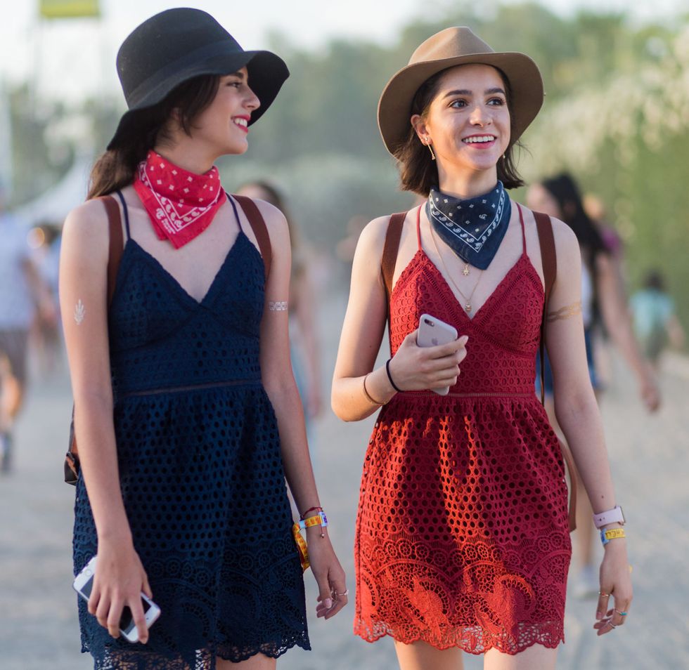 Quanti modi conosci di indossare la bandana d'estate oltre che in testa? Guarda come i tuoi look possono trasformarsi se aggiungi il foulard bandana.
