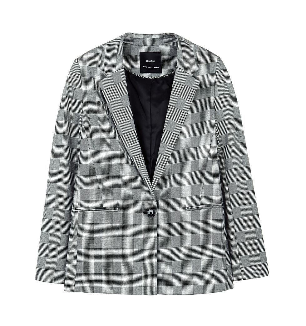 Scegli il blazer maschile tra le giacche donna per il rientro in ufficio: le indossi sopra a top leggeri, abiti al ginocchio e gonne lunghe. È il pezzo perfetto di fine estate per iniziare a prendere confidenza con la moda autunno inverno 2017-2018.