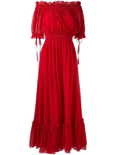 L'abito lungo rosso di Kate Middleton ti riporta a un'eleganza di altri tempi, quella degli anni 70: le spalle scoperte, il nido d'ape e le maniche a sbuffo sono i dettagli da copiare che fanno di questo abito un esempio perfetto da indossare a un evento elegante.