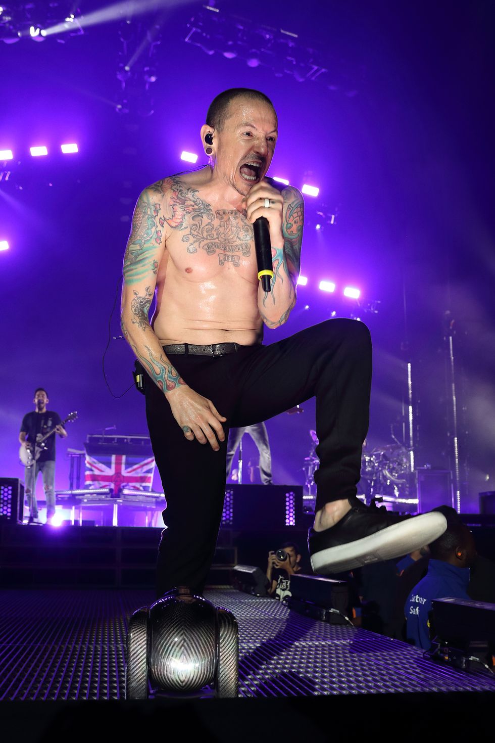 LONDON, ENGLAND - JULY 03:  Chester Bennington of Linkin Park performs at The O2 Arena on July 3, 2017 in London, England.  (Photo by Burak Cingi/Redferns)
