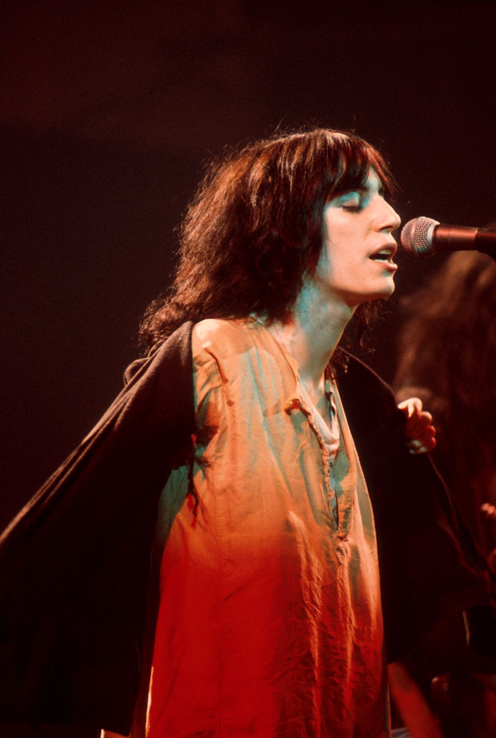Patti Smith performs on stage, New York, 1976. (Photo by Michael Putland/Getty Images)