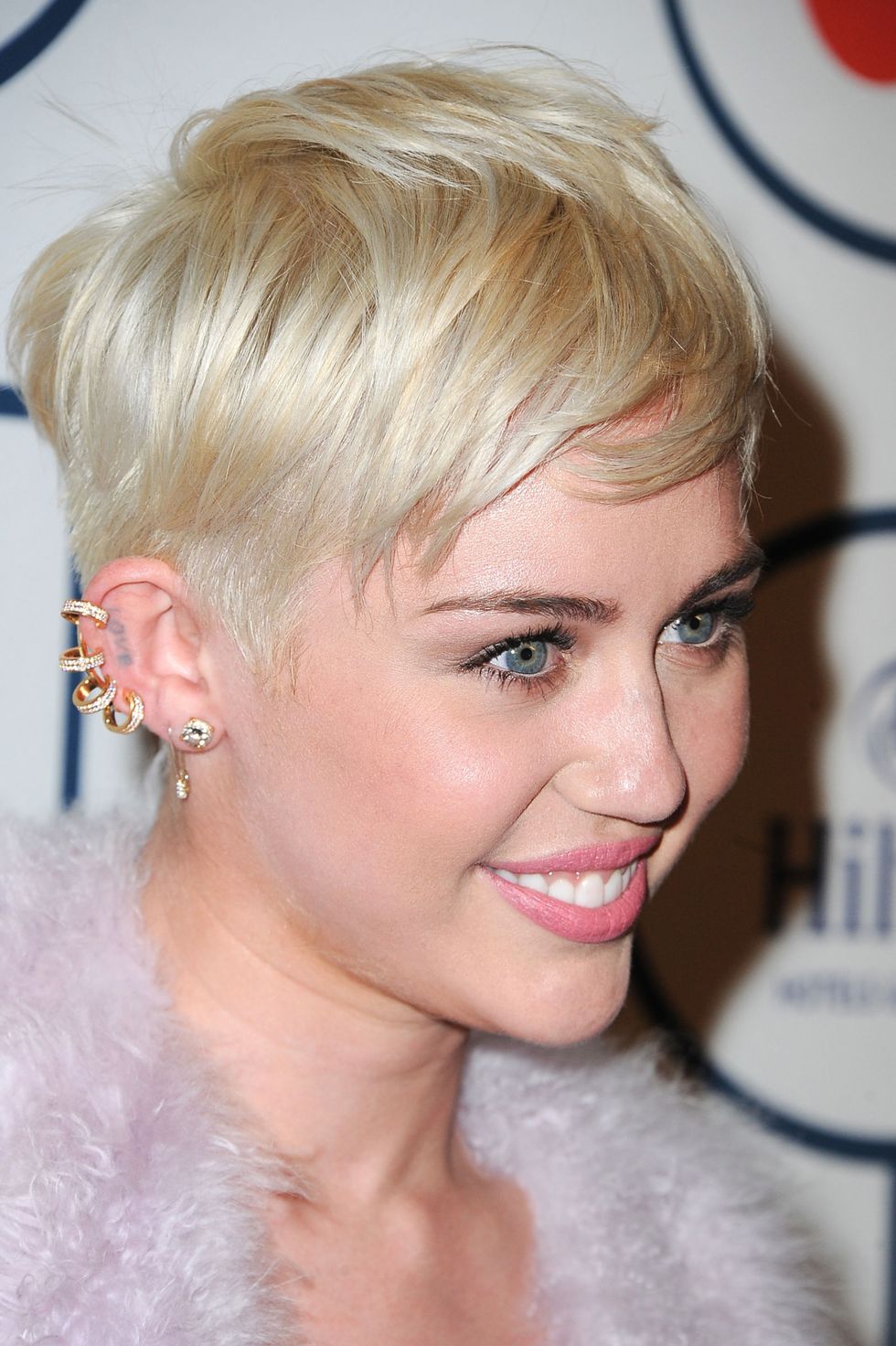 <p>Miley con il suo taglio corto e biondo platino ha fatto dimenticare il look romantico di Hannah Montana.<span class="redactor-invisible-space" data-verified="redactor" data-redactor-tag="span" data-redactor-class="redactor-invisible-space"></span></p>