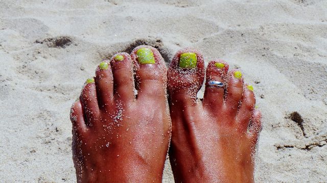 Toe, Foot, Nail, Leg, Skin, Finger, Sand, Hand, Joint, Barefoot, 