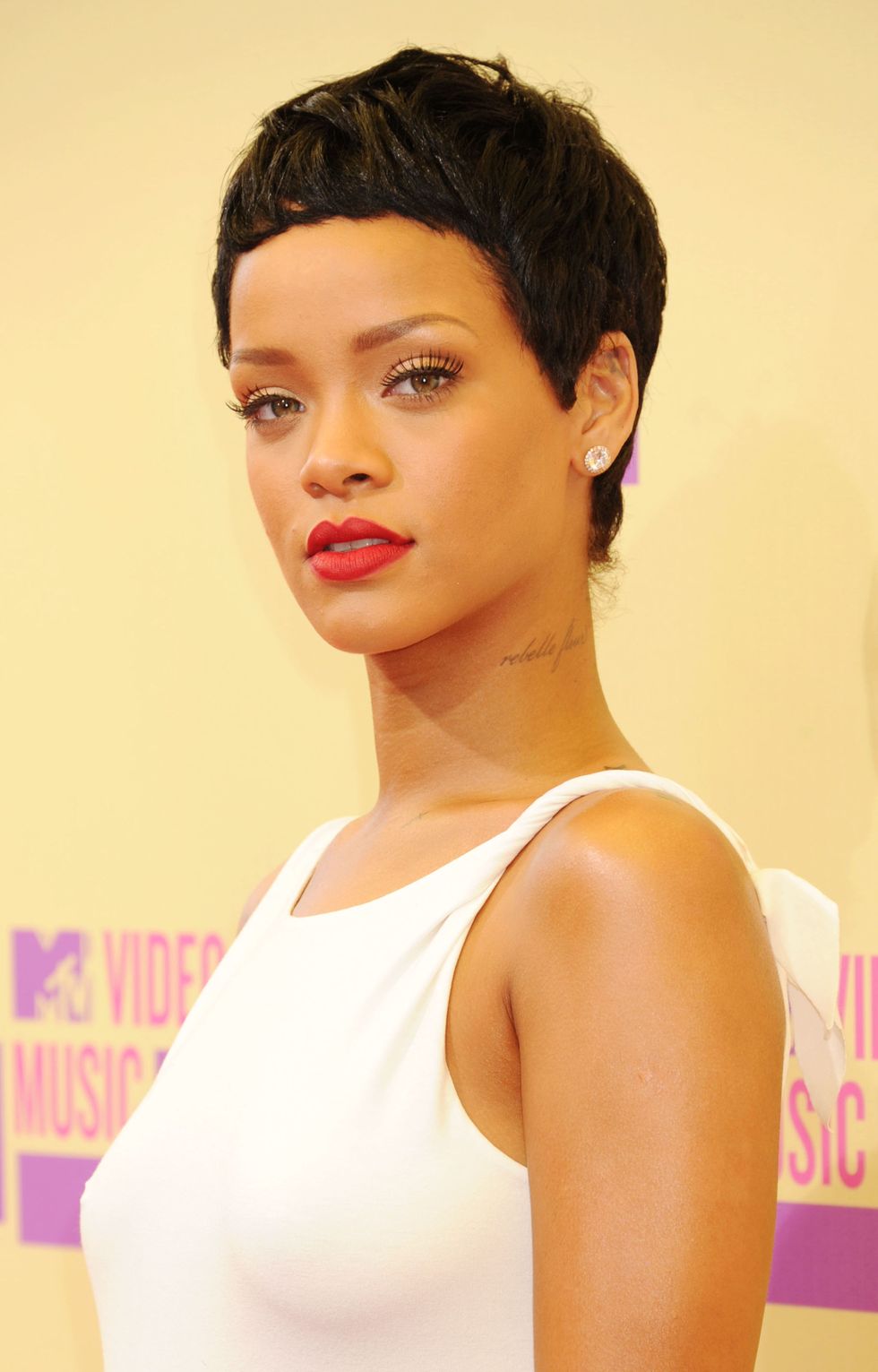 <p>Il taglio corto di Rihanna è uno dei nostri preferiti. Del resto lei sta bene anche con un sacco&nbsp;in testa.<span class="redactor-invisible-space" data-verified="redactor" data-redactor-tag="span" data-redactor-class="redactor-invisible-space"></span></p>