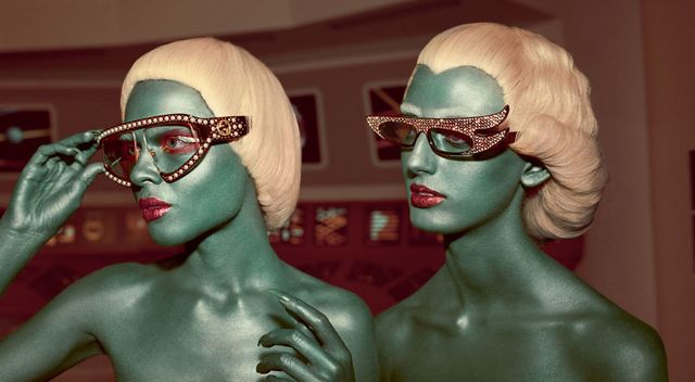 Con il nuovo video di campagna autunno inverno 2017-2018  di Gucci, Alessandro Michele cita i film sci-fi di fantascienza degli anni '50 e '60, cult movie da rivedere quest'estate.