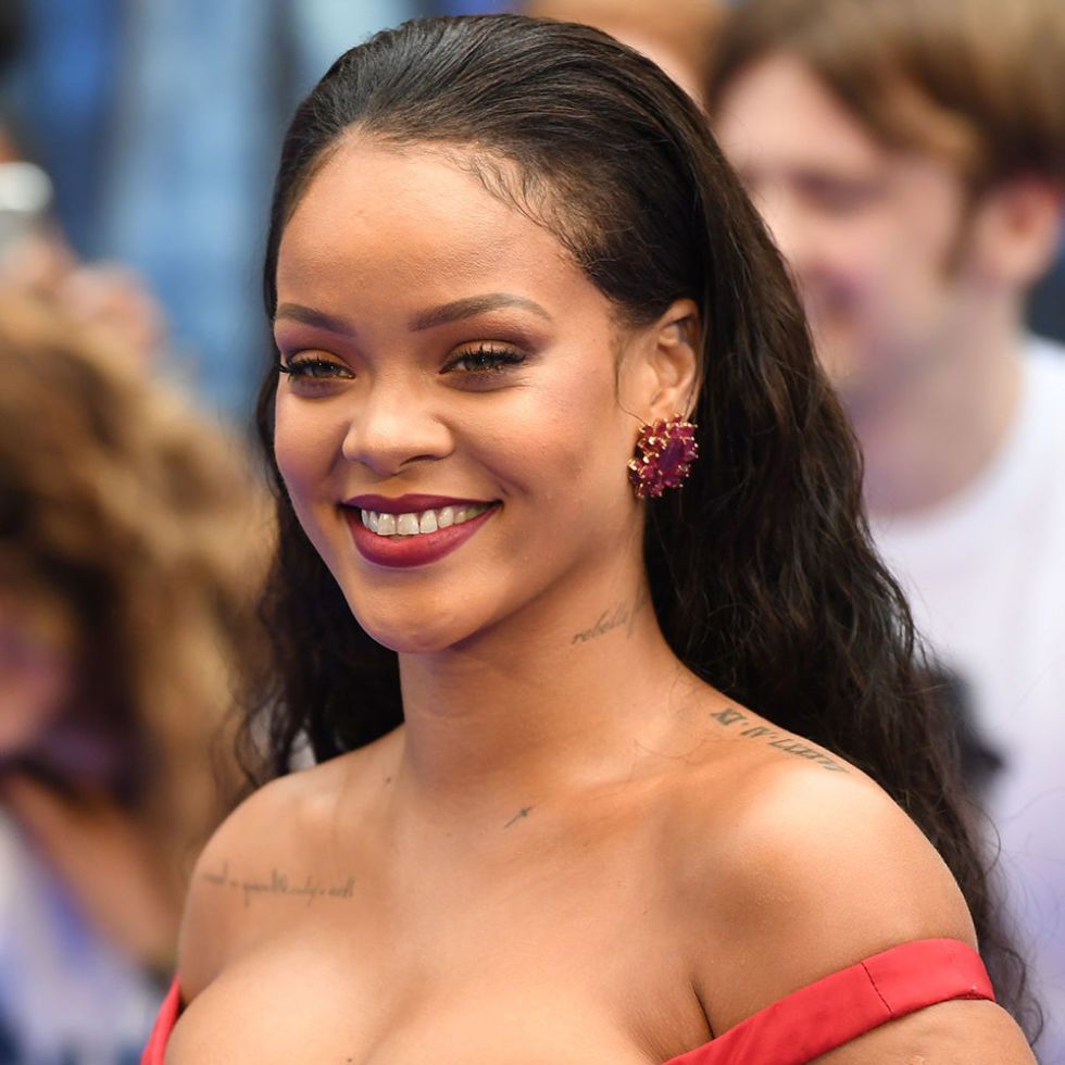 Rihanna ha vinto la legge di gravità! Con questo abito rosso aveva le super  tette