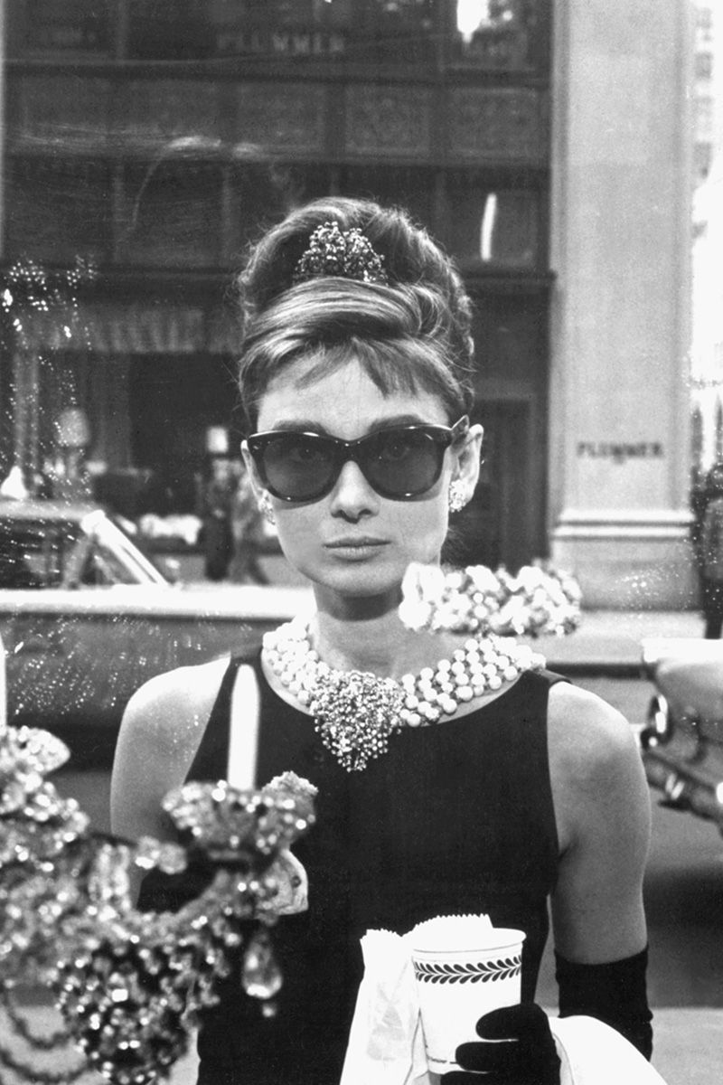 <p><span>Dalla prima scena con il tubino nero ICONICO di Givenchy e guanti sopra il gomito fino al party dress rosa e al pigiama stilosissimo, c'è un motivo se Holly Golightly (aka Audrey Hepburn) rimane uno dei personaggi più stilosi della storia del cinema.</span></p>