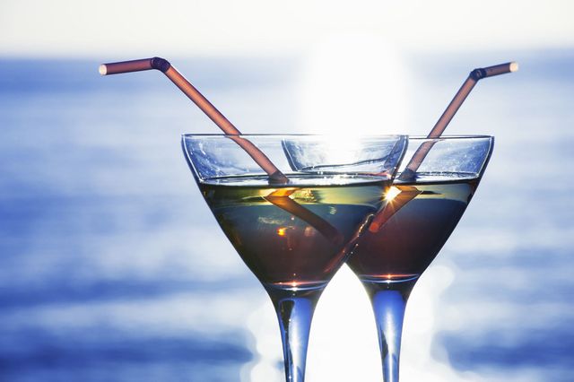Due bicchieri di cocktail davanti al mare