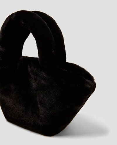 La borsa a mano di pelliccia di Zara