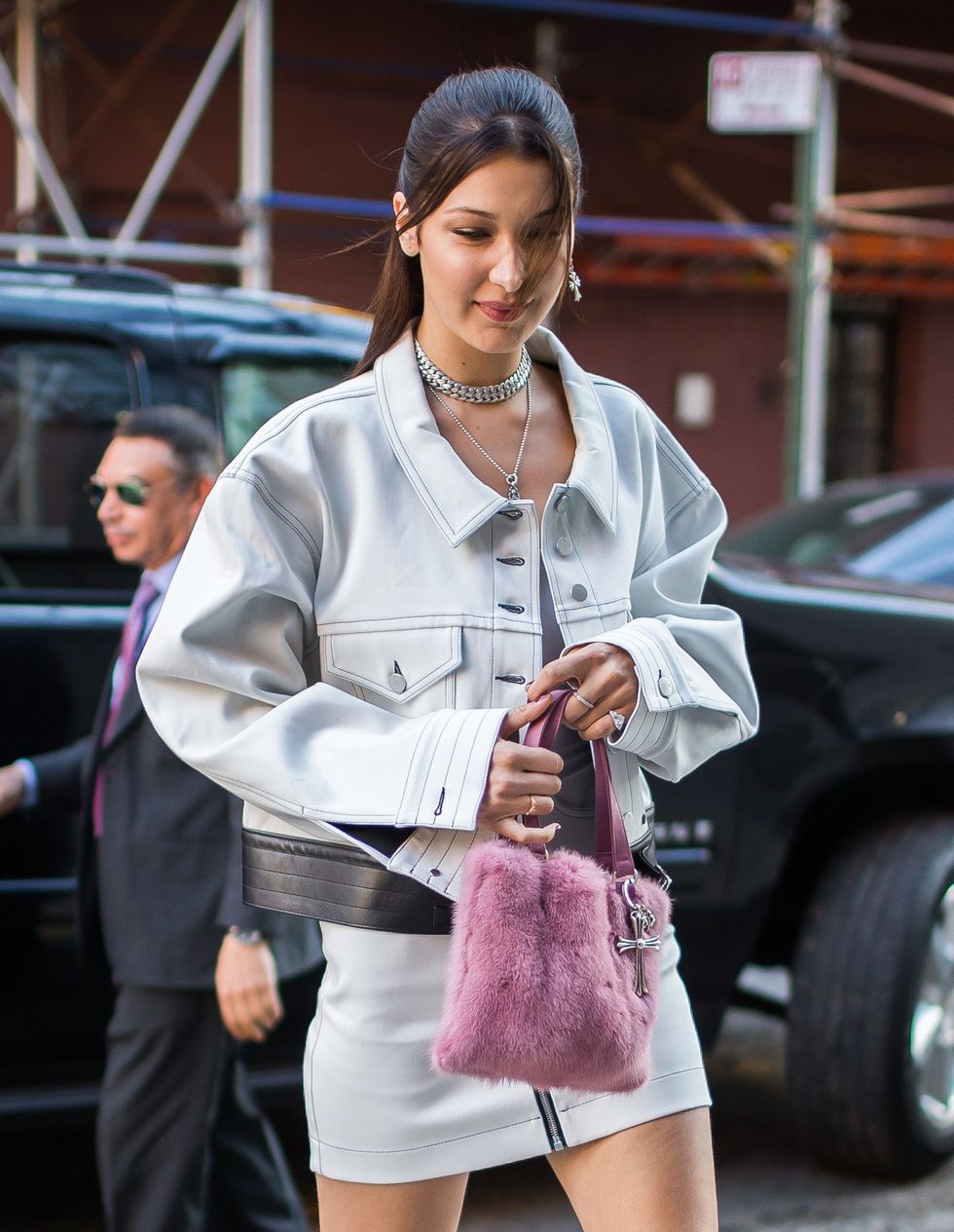Bella Hadid con la borsa in pelliccia