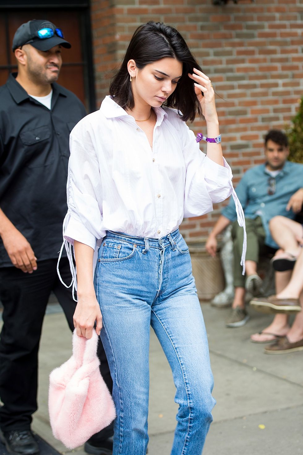 Kendall Jenner con la borsa di pelliccia