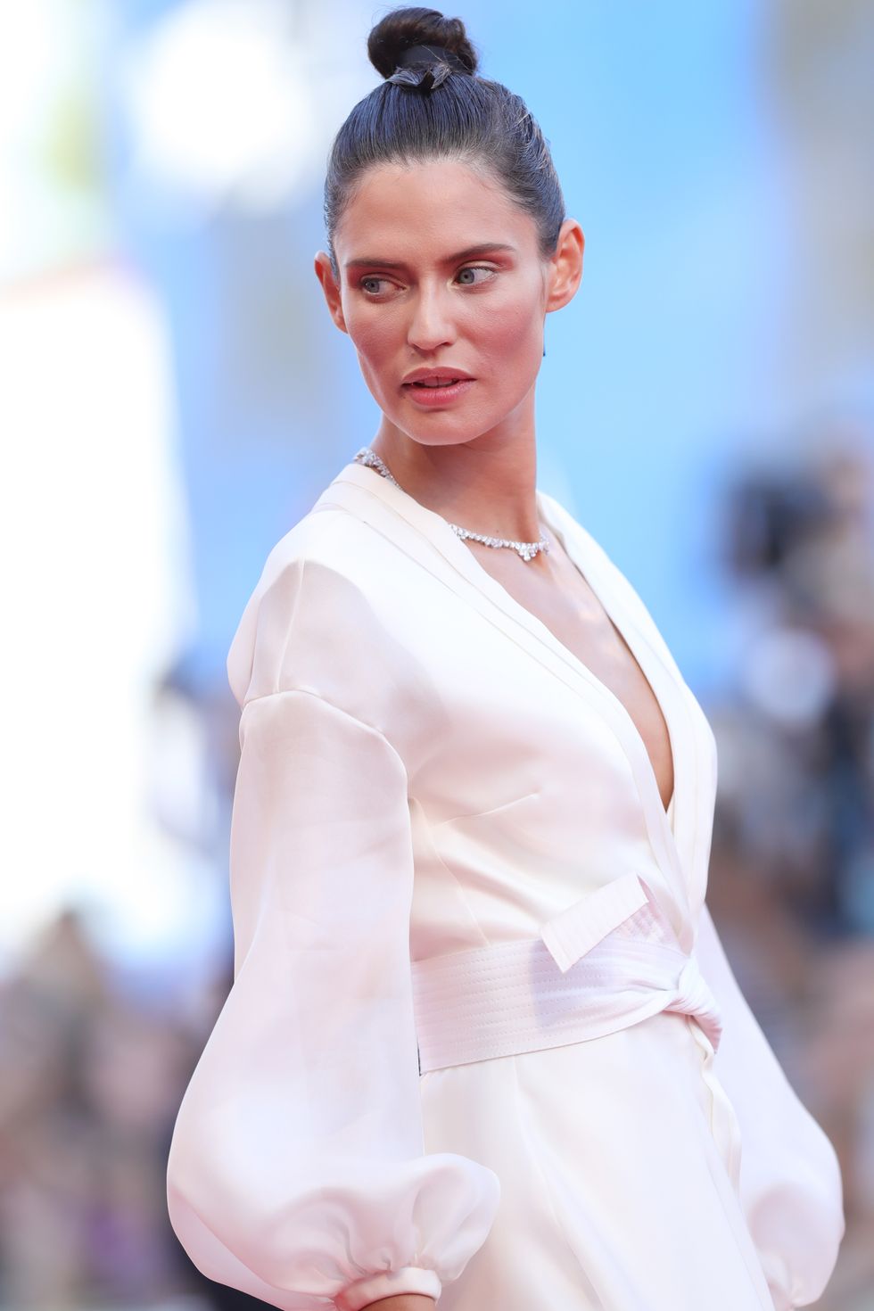 Bianca Balti sul red carpet di Venezia con l'abito bianco di OVS