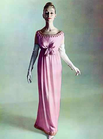 <p>Creazione firmata&nbsp;Cristobal Balenciaga del 1960 e rivisitazione dello stile impero.</p>