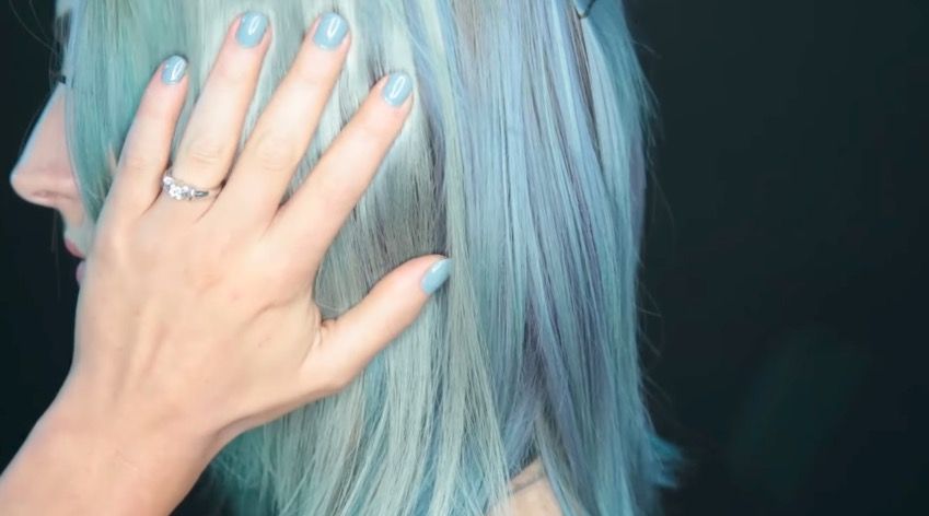 Hair, Face, Blue, Hand, Hairstyle, Finger, Turquoise, Blond, Hair coloring, Long hair, 