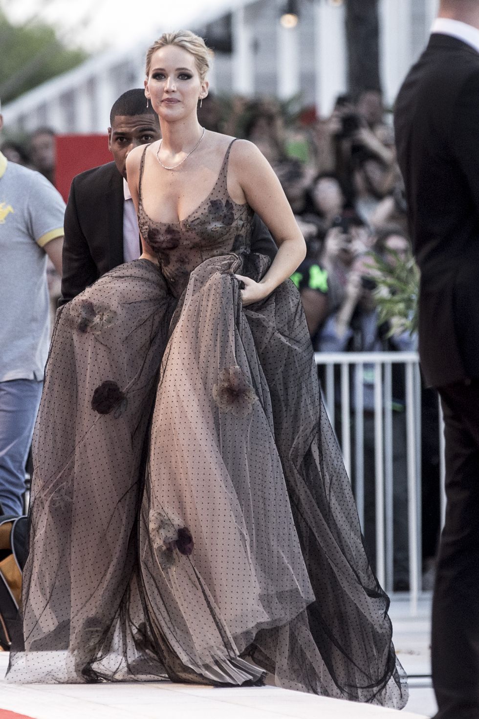 Jennifer Lawrence sul red carpet della Mostra del cinema di Venezia 74