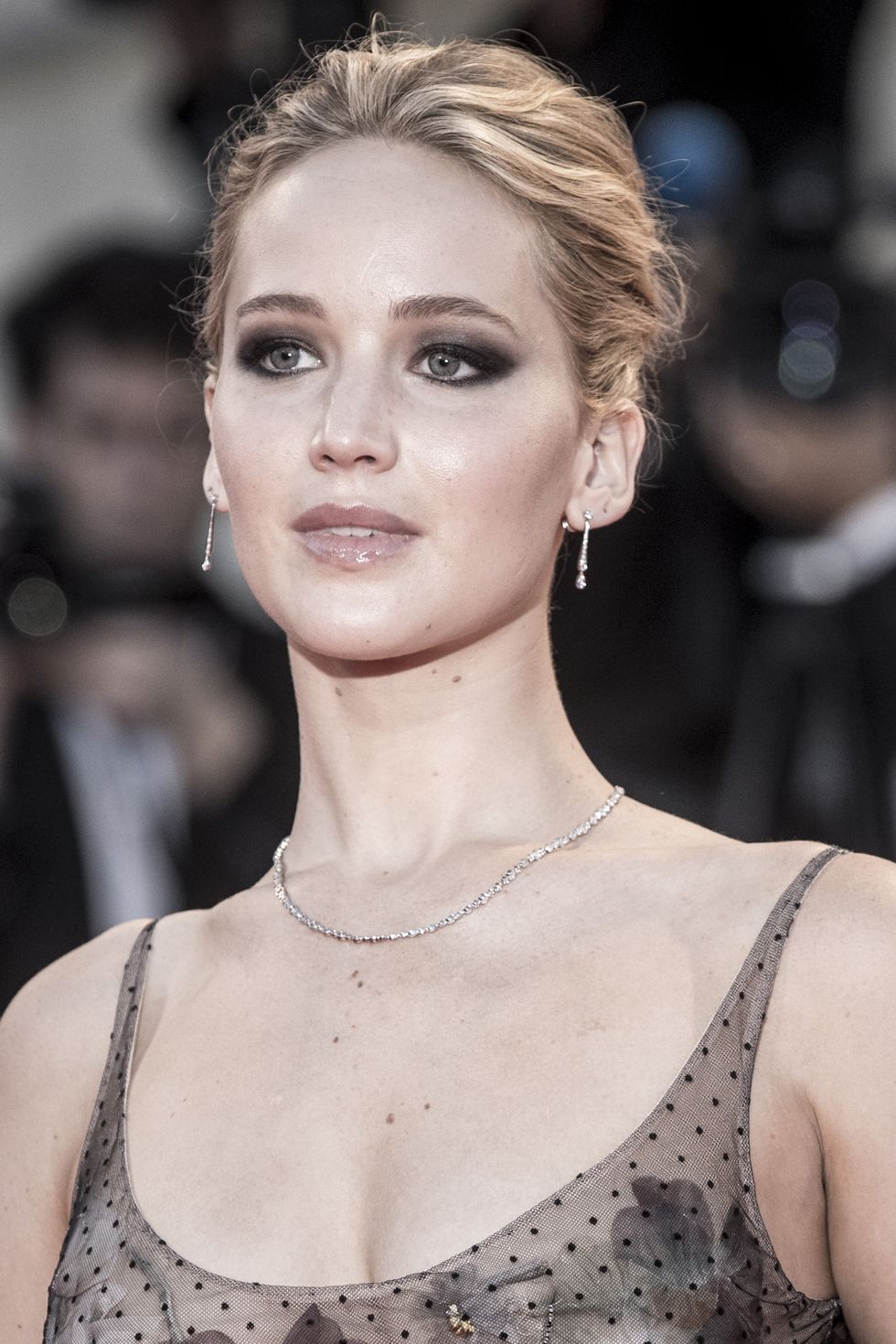 Primo piano di Jennifer Lawrence sul red carpet di Venezia 74