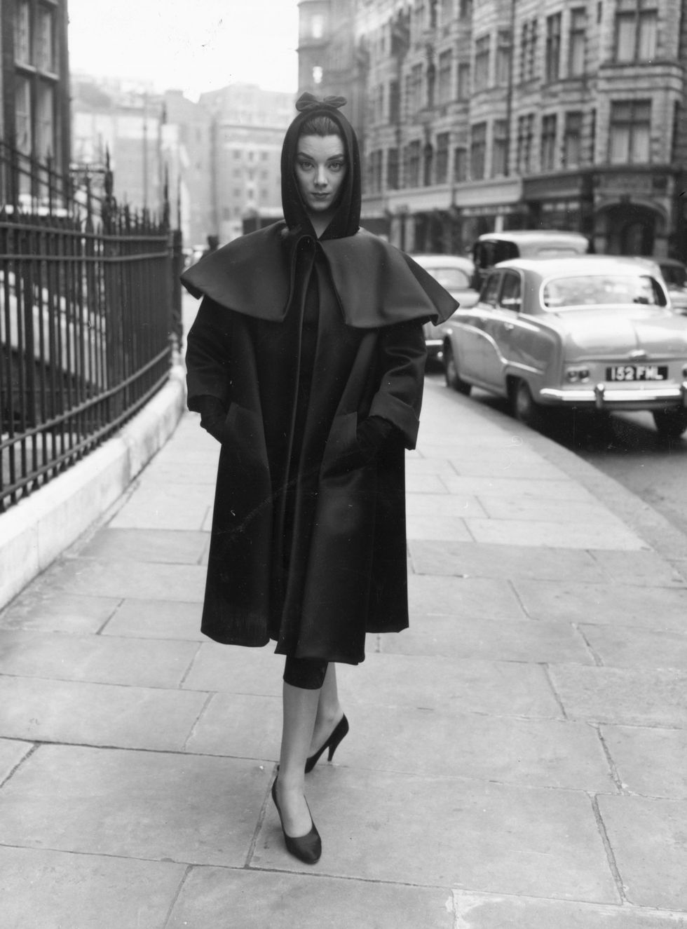 <p>Anche se&nbsp;alla fine degli anni 40 il New Look legittimato dallo stilista Christian Dior riscuoteva un immenso successo di press&nbsp;e di&nbsp;pubblico&nbsp;(per New Look&nbsp;s'intendeva&nbsp;una silhouette a forma di&nbsp;clessidra,&nbsp;punto vita strizzata tenuta ferma da una corpetto cucito all'interno dell'abito&nbsp;mentre la gonna era spesso&nbsp;svasata), Balenciaga non vide niente di nuovo in questo modo di vestire, anzi la&nbsp;donna era ancora una volta costretta&nbsp;in abiti compressi&nbsp;e forme rigide. Di qui la visione moderna del couturier basco&nbsp;di&nbsp;allentare il punto vita,&nbsp;ampliare le spalle, giocare con i tessuti, inventarsi il primo abito a tunica della storia e&nbsp;creare la prima giacca&nbsp; a palloncino. Il risultato fu una moda più comoda ma incredibilmente elegante.Dobbiamo a lui la&nbsp;creazioni&nbsp;della silhouette minimalista, che ha influenzato tutti gli anni '50 e che oggi si ritrova nelle collezioni contemporanee di&nbsp;brand come&nbsp;Céline e&nbsp;Jil Sander.<span class="redactor-invisible-space" data-verified="redactor" data-redactor-tag="span" data-redactor-class="redactor-invisible-space"></span></p>