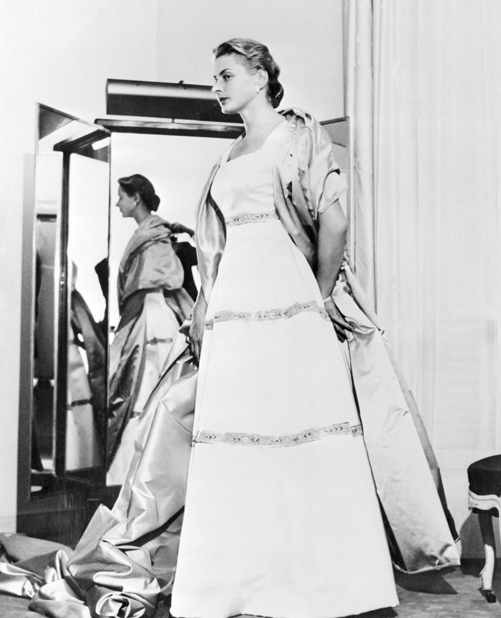 <p>Cristobal Balenciaga creò&nbsp;i costumi per &nbsp;l'attrice Ingrid Bergman&nbsp;per il&nbsp;film Anastasia.</p>