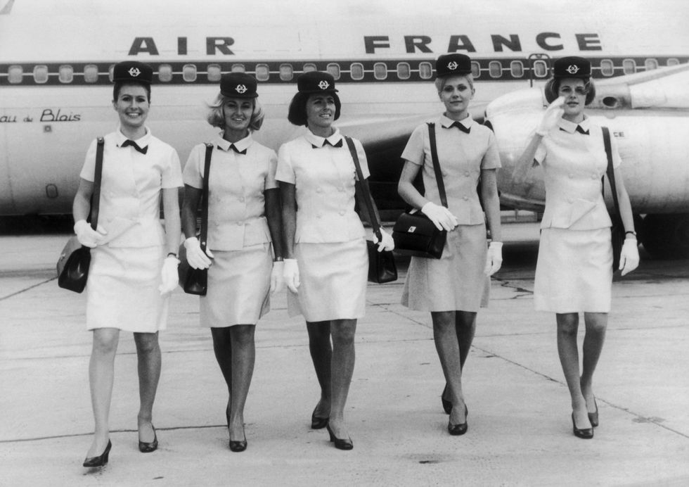 <p>Dopo la chiusura dell'atelier Balenciaga intraprenderà poco dopo&nbsp;il suo ultimo lavoro&nbsp;disegnando le nuove uniformi delle assistenti di volo dell'Air France. (nella foto).</p><p> Il couturier&nbsp;morirà&nbsp;nel 1972.</p><p>La Maison&nbsp;Balenciaga oggi fa parte&nbsp;del Gruppo Kering&nbsp;e grazie a&nbsp;direttori creativi come Nicholas Guesquière, Alexander Wang e attualmente Demna Gvasalia è tornato ad essere un brand&nbsp;di grande successo.</p>