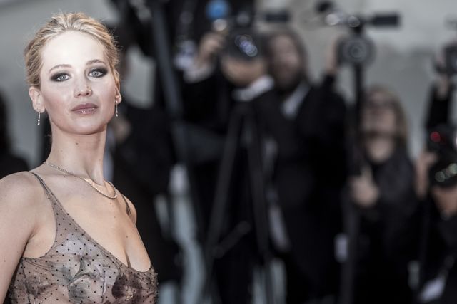 Jennifer Lawrence sul red carpet di Venezia con abito Dior