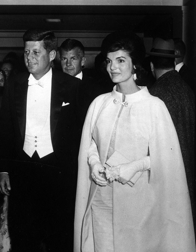 <p>Jacqueline&nbsp;Kennedy, la First Lady con un passione smisurata per le creazioni di Balenciaga, tanto che&nbsp;i&nbsp;conti da capogiro provenienti dall'Atelier&nbsp;spiazzavano il marito e allora Presidente degli Stai Uniti John Kennedy!&nbsp;</p>