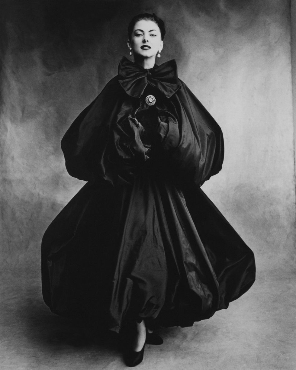 <p>Un abito visionario. 1950. Fotografato da Irving Penn.</p>