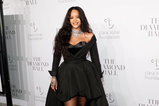 Rihanna con un abito nero