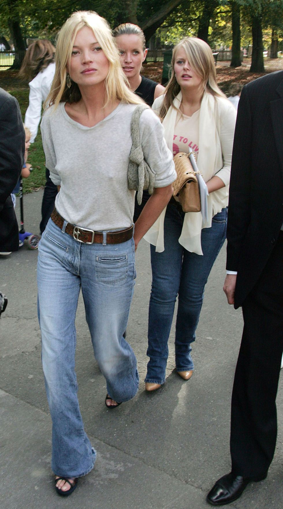 <p>Una foto mitica di Kate Moss con i jeans a vita alta.</p>
