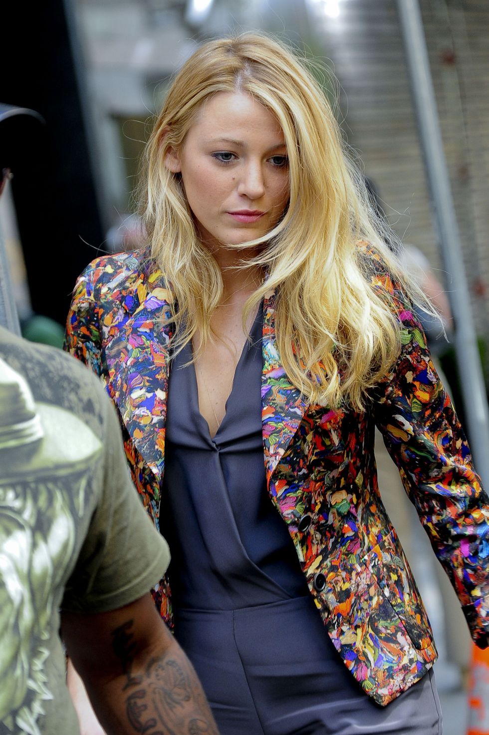 NEW YORK - JULY 06:  Actress Blake Lively walks to the "Gossip Girl" film set in Midtown Manhattan on July 06, 2009 in New York City.  (Photo by Ray Tamarra/Getty Images)