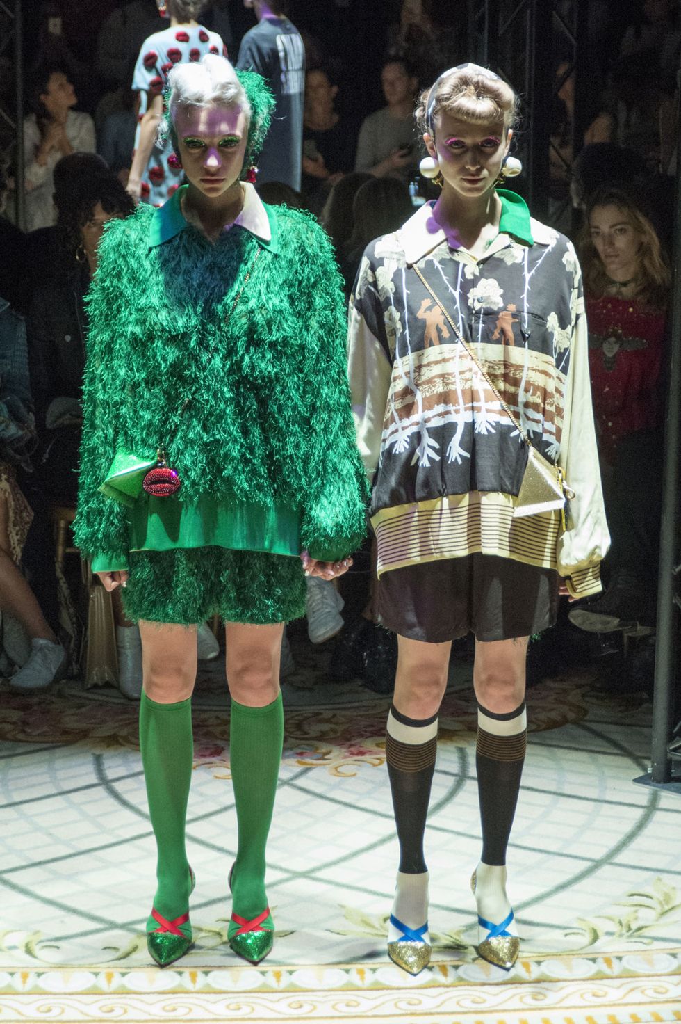 Parigi è già in mood Halloween: il brand Undercover presenta la nuova collezione primavera estate 2018 dove le modelle sfilano in coppia tenendosi per mano, proprio come le gemelle di Shining.