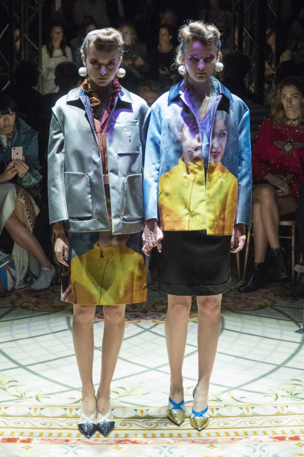 Parigi è già in mood Halloween: il brand Undercover presenta la nuova collezione primavera estate 2018 dove le modelle sfilano in coppia tenendosi per mano, proprio come le gemelle di Shining.
