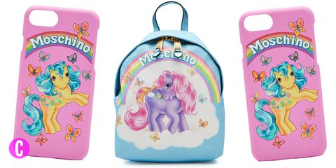 La capsule collection di Moschino dedicata ai Mio Mini Pony per la prossima primavera estate 2018 è già qui. E si parte dagli accessori: borsa clutch a busta, zaino e cover per lo smartphone possono già essere tue.