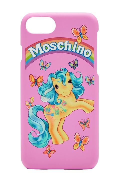 La capsule collection di Moschino dedicata ai Mio Mini Pony per la prossima primavera estate 2018 è già qui. E si parte dagli accessori: borsa clutch, zaino e cover per lo smartphone possono già essere tuoi.