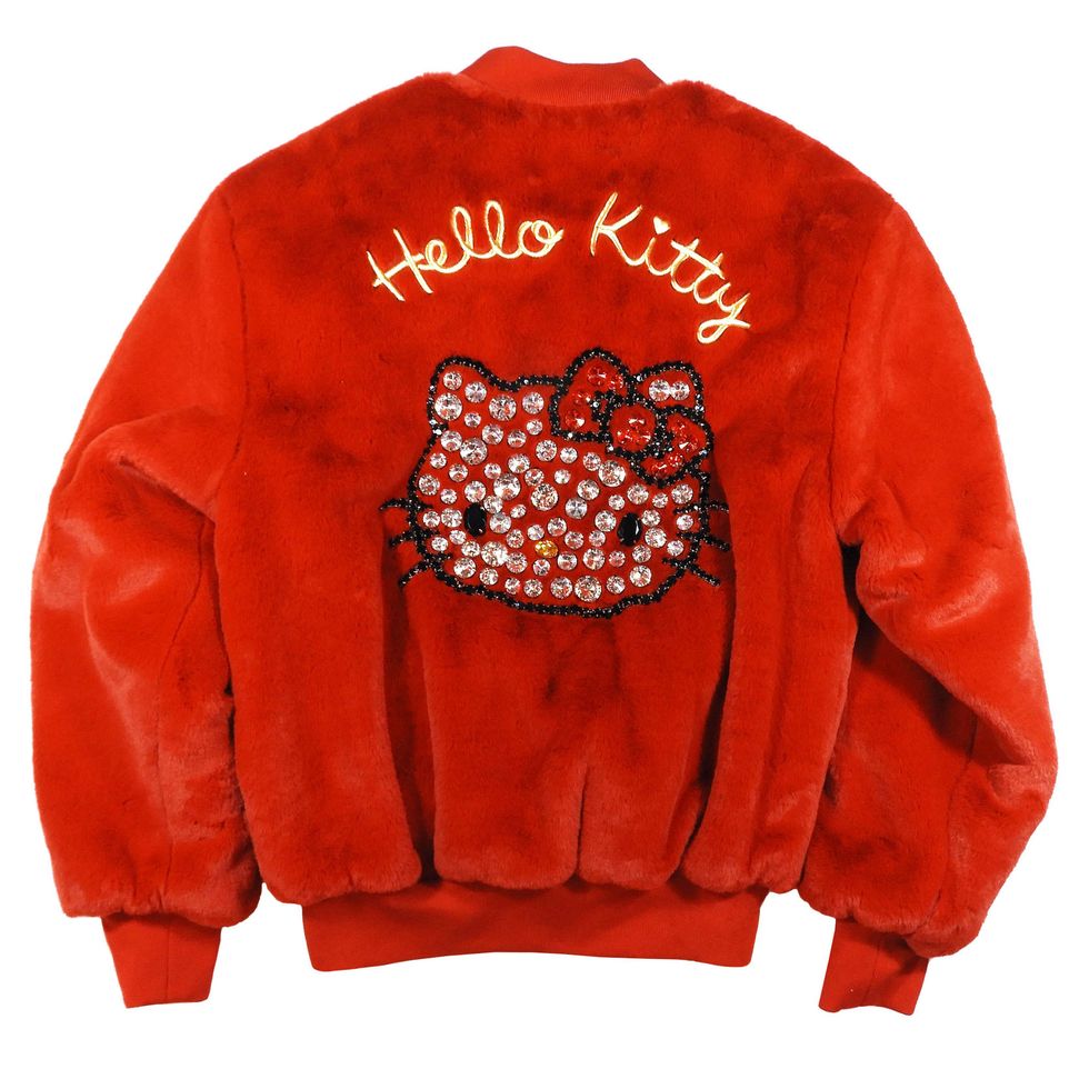 Il marchio italiano di streetwear GCDS, amatissimo da Bella Hadid e Chiara Ferragni, collabora con Sanrio in una capsule per l'autunno inverno 17/18: sei pronta a innamorarti subito di t-shirt, maglie crop tricot e accessori con il musetto di Hello Kitty?