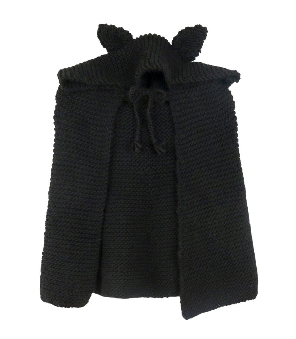 Questa volta ad Halloween stupisci tutti con un costume fatto da te: la mantella ai ferri con cappuccio e orecchie da gatto di We Are Knitters, il brand-community dedicato al lavoro a maglia.