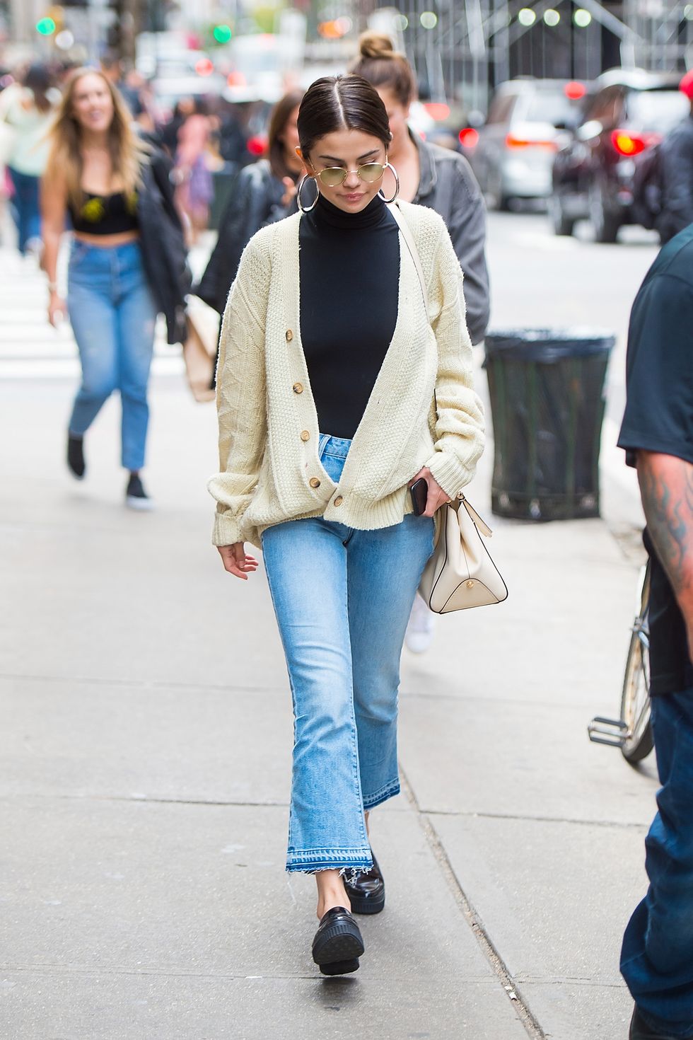 <p><span>Selena ci conquista con ogni look da street style che sfoggia. Questo outfit ultra basic puoi replicarlo facilmente con i capi che hai nell'armadio.</span></p>
