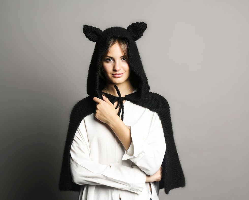 Questa volta ad Halloween stupisci tutti con un costume fatto da te: la mantella ai ferri con cappuccio e orecchie da gatto di We Are Knitters, il brand-community dedicato al lavoro a maglia.