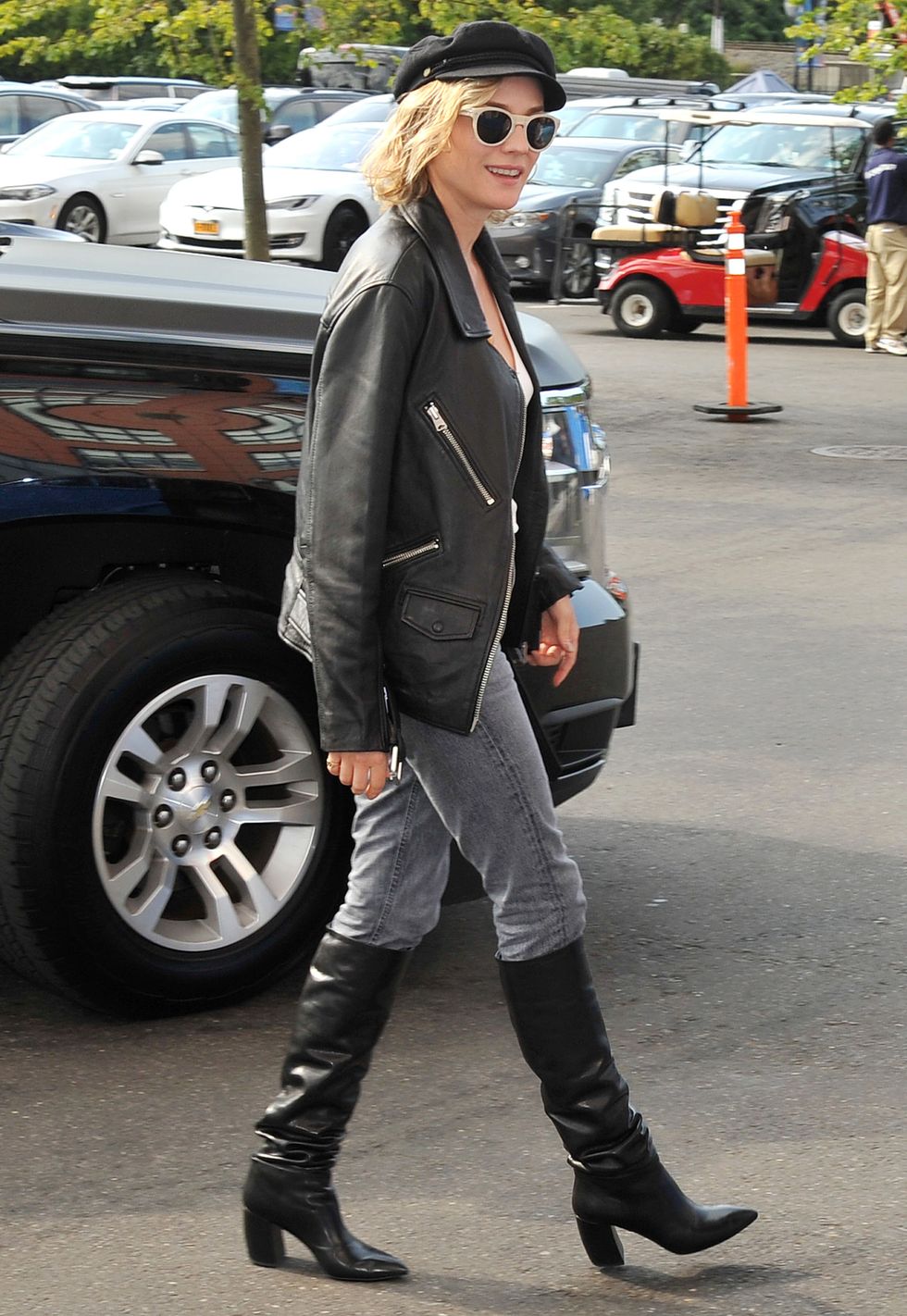 <p><span>Jeans grigi, stivali neri e chiodo in pelle, la combo di Diane Kruger è perfetta. Ah e il cappellino da tranviere!</span></p>