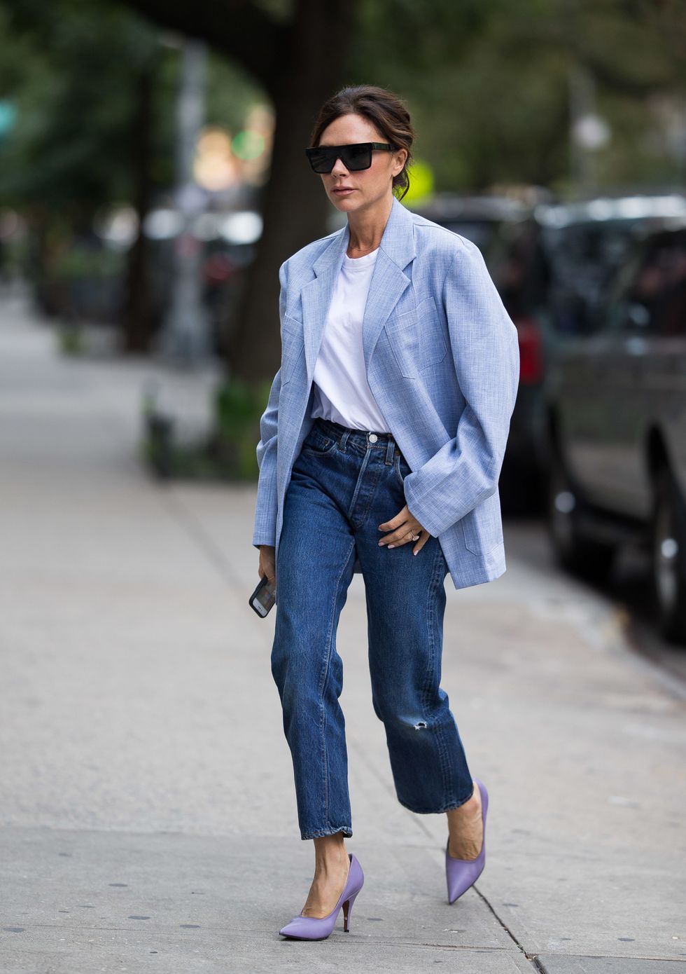 <p><span>Victoria Beckham sa come portare i toni pastello e li abbina a jeans e t-shirt ultra basic (e a un tacco 12, </span><span>ovvio</span><span>).</span></p>