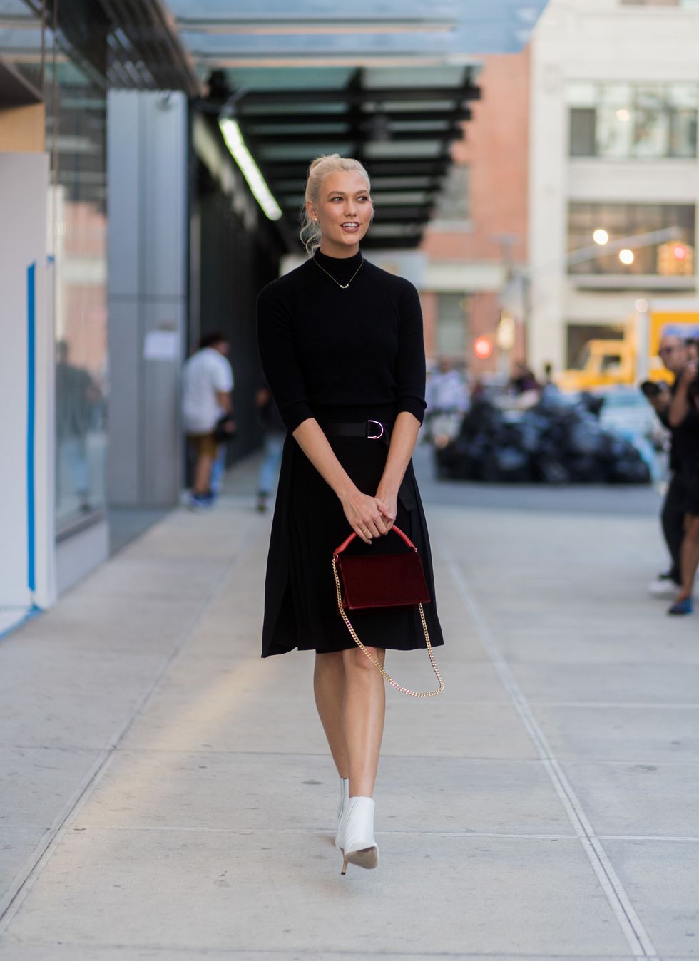 <p><span>Il little black dress è il capo salva-situazione per eccellenza. Fai come Karlie Kloss e dagli un tocco più personale con gli accessori giusti: </span><span>it-bag e ankle boots bianchi.</span></p>