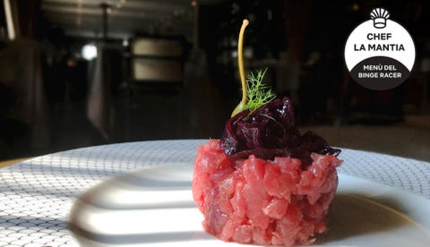 05_tartare_foto netflix <p><strong data-redactor-tag="strong" data-verified="redactor"></strong><span><strong data-redactor-tag="strong" data-verified="redactor">Ingredienti:</strong> carne di fassona, olio, sale, pepe, finocchietto selvatico, capperi, cavolo viola, succo d'arancia, vino rosso, zucchero, mele.</span></p><p><strong data-redactor-tag="strong" data-verified="redactor">Procedimento: </strong></p><p><strong data-redactor-tag="strong" data-verified="redactor">1. </strong>Prendi un filetto di fassona e tagliala a coltello.</p><p><strong data-redactor-tag="strong" data-verified="redactor">2. </strong>Prepara un'emulsione con olio, sale, pepe e capperi e condisci la tartare.</p><p><strong data-redactor-tag="strong" data-verified="redactor">3. </strong>A parte, taglia alla julienne il cavolo e stufalo in una casseruola con succo d'arancia, vino rosso e zucchero. Per circa 30 minuti.</p><p><strong data-redactor-tag="strong" data-verified="redactor">4. </strong>A fine cottura aggiungi una dadolata di mele.</p><p><strong data-redactor-tag="strong" data-verified="redactor">5. </strong>Fai raffreddare il cavolo e adagialo sopra la tartare.</p>