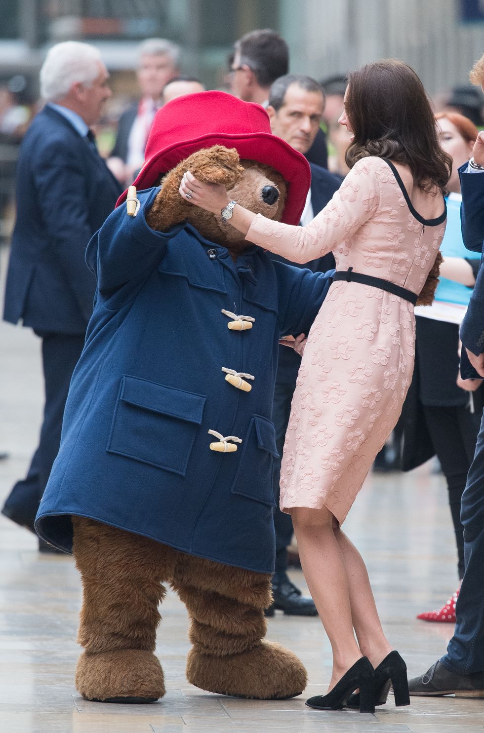Kate Middleton balla con Paddington indossando un abito rosa pastello