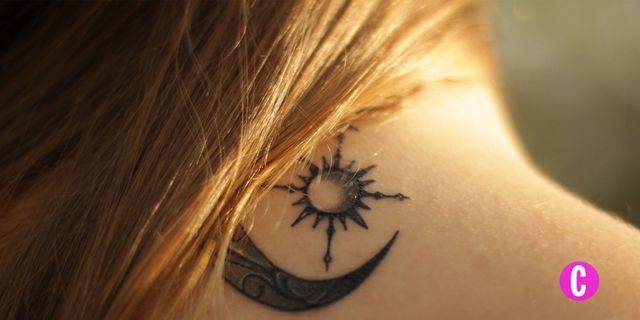 Ragazza di spalle con un tatuaggio con la luna