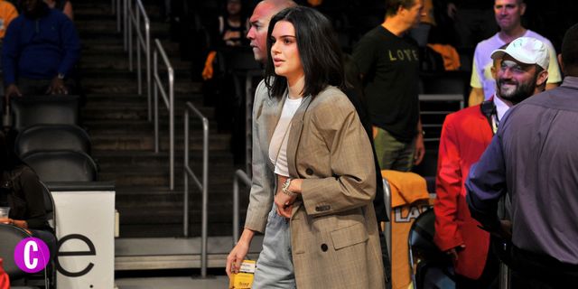 Kendall Jenner con jeans top e giacca