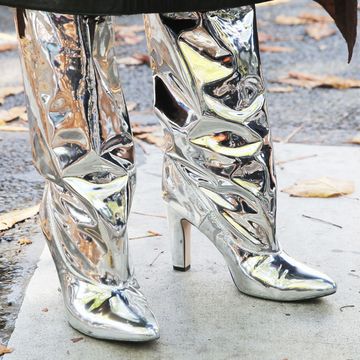 Gli stivali a specchio di Balenciaga sono il classico dettaglio che non passa inosservato, mentre cammini rifletti il mondo che ti circonda: indossali con in trench lungo, gli abiti lunghi e i jeans strappati.